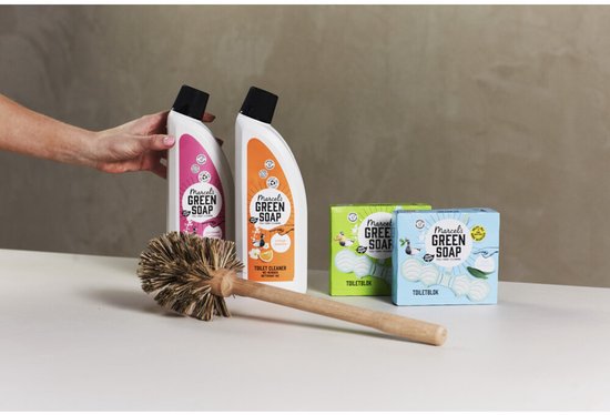 Marcel's Green Soap toiletproducten en een houten toiletborstel op een witte ondergrond.