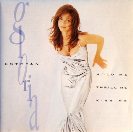 Gloria Estefan in een zilveren jurk met de tekst Hold Me, Thrill Me, Kiss Me.