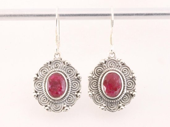 Boucles d'oreilles en argent traité avec rubis