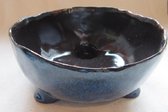 schaal van Daan Kromhout Design, donkerblauw op pootjes, rond 21 cm