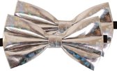 2x Holografische zilveren verkleed vlinderstrikjes 13 cm voor dames/heren - Holografisch zilver thema verkleedaccessoires/feestartikelen - Vlinderstrikken/vlinderdassen met elastieken sluiting
