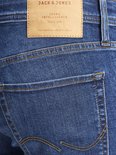 Achterkant van blauwe jeans met een bruin leren Jack & Jones label.