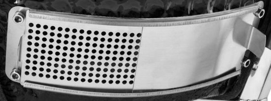 Zilverkleurig metalen ventilatierooster met ronde perforaties, bevestigd aan een zwarte barbecue.