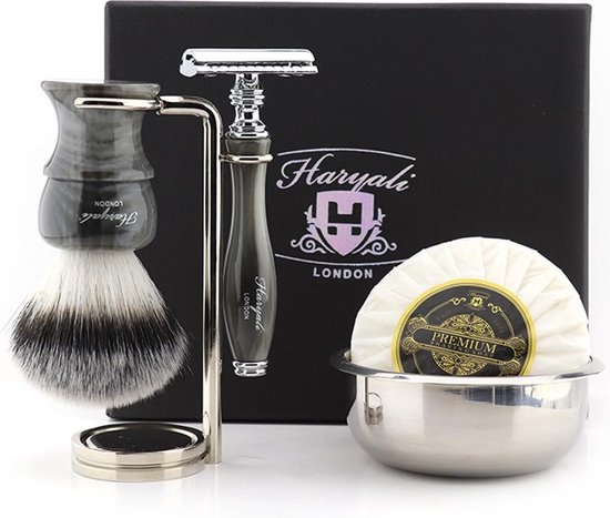 Een complete scheerset in grijze hoornkleur met DE-veiligheidsscheermes, synthetische scheerkwast, standaard, zeep en kom, scheerset voor het scheren van mannen