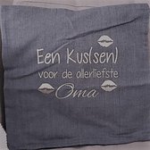 Kussenhoes Kussen met tekst bedrukt cadeau | een kussen voor de allerliefste oma | grijs met opdruk wit 50x50 cm | verjaardag vrouw mama feestdagen sinterklaas kerstmis hoera je wo