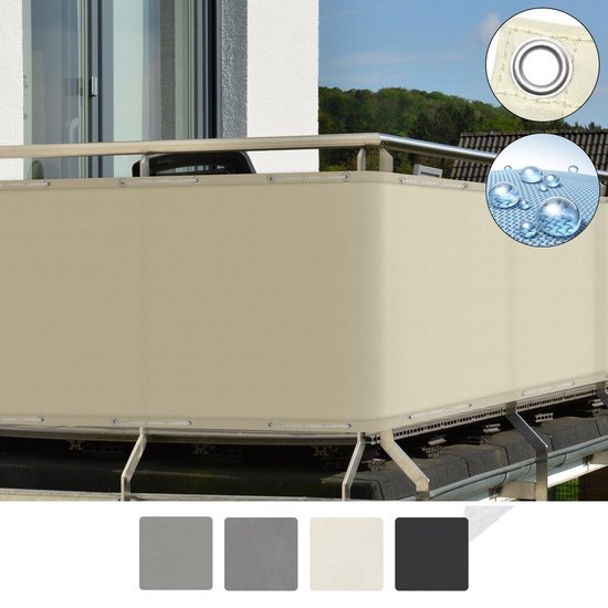 Crèmekleurig balkonscherm gemonteerd op een balkon, met waterdruppels op een mesh detail. Toont kleurstalen: grijs, lichtgrijs, crème, zwart.