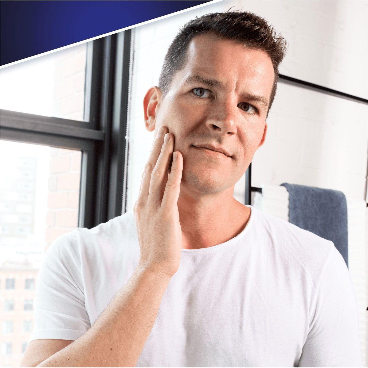 Gillette Skinguard Sensitive verpakking met scheermesje, "Clinically Tested" en Champions League logo.
