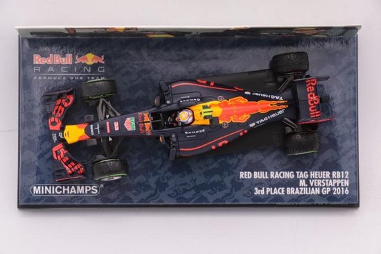 Top view van Red Bull RB12 racewagen, donkerblauw met rode en gele accenten. "Red Bull Racing", "TAG Heuer" en "Max Verstappen" logo's.