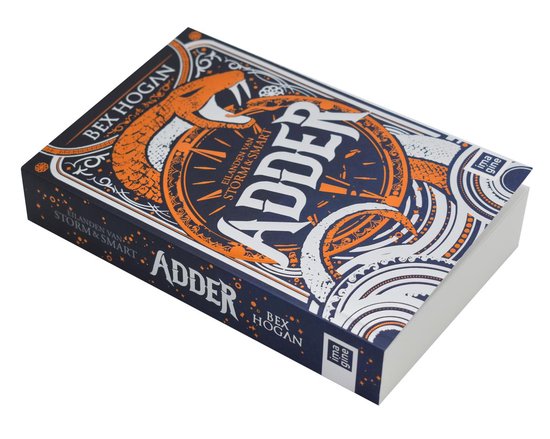 Een liggende open boek met de titel 'Adder' op de oranje en donkerblauwe omslag. De omslag toont een slang en een kompas. De zijkanten van het boek zijn wit.