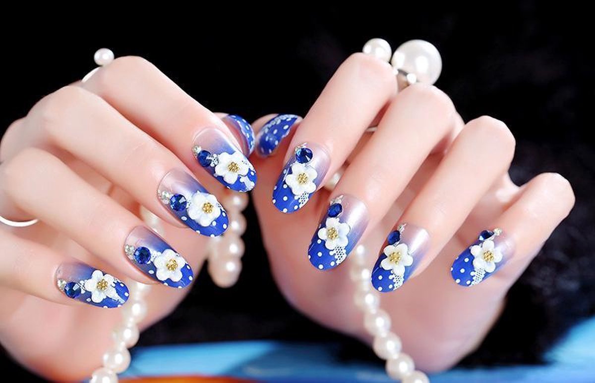 Goedkoopste 24-delige kunstnagel Art-decoratieset. Blauw en wit met stippen en bloemen. Volledige dekking DIY Kunstnagels. 10 verschillende maten en minimaal 2 stuks per maat 9 varianten