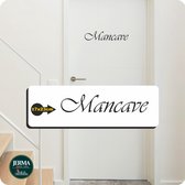 Mancave. Deursticker plakletters.