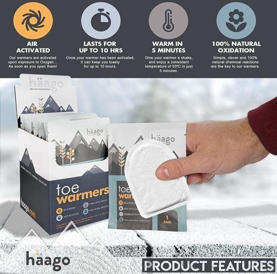 Hand pakt een enkele Häago teenthermowarmers uit een verpakking. De verpakking toont bergen en bomen.