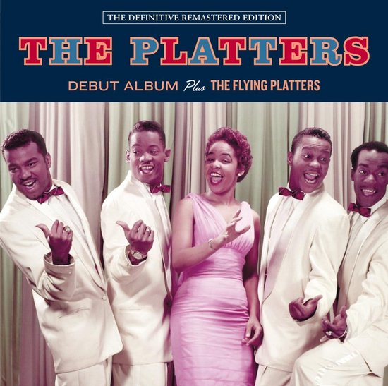 De zangeressen van The Platters, twee mannen in witte pakken en een vrouw in een roze jurk, in een groep foto.