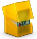 Gele Ultimate Guard Boulder deck case met deksel open, gevuld met kaarten.