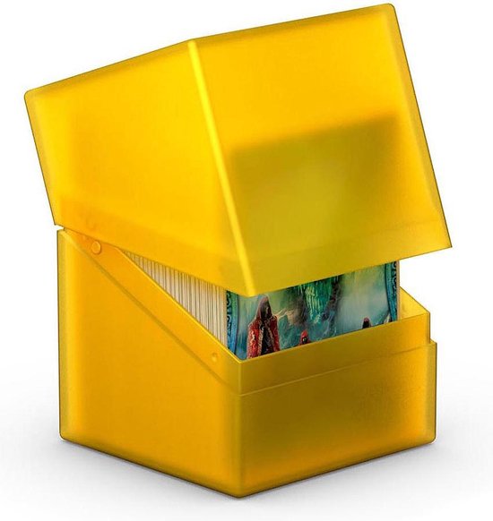 Gele Ultimate Guard Boulder deck case met deksel open, gevuld met kaarten.