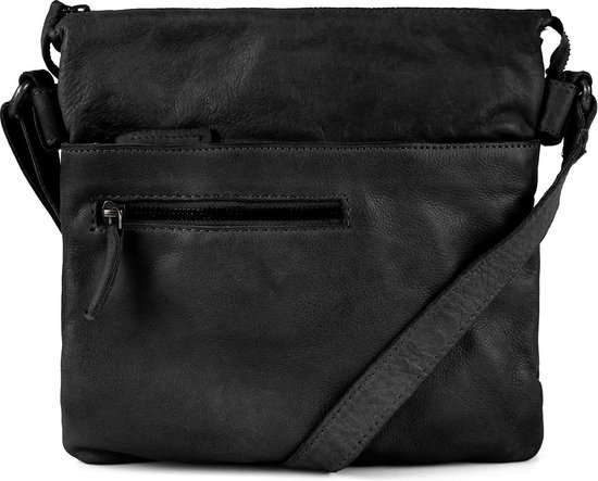 Zwarte leren crossbody tas met ritsvak voor en klep over het hoofdvak.