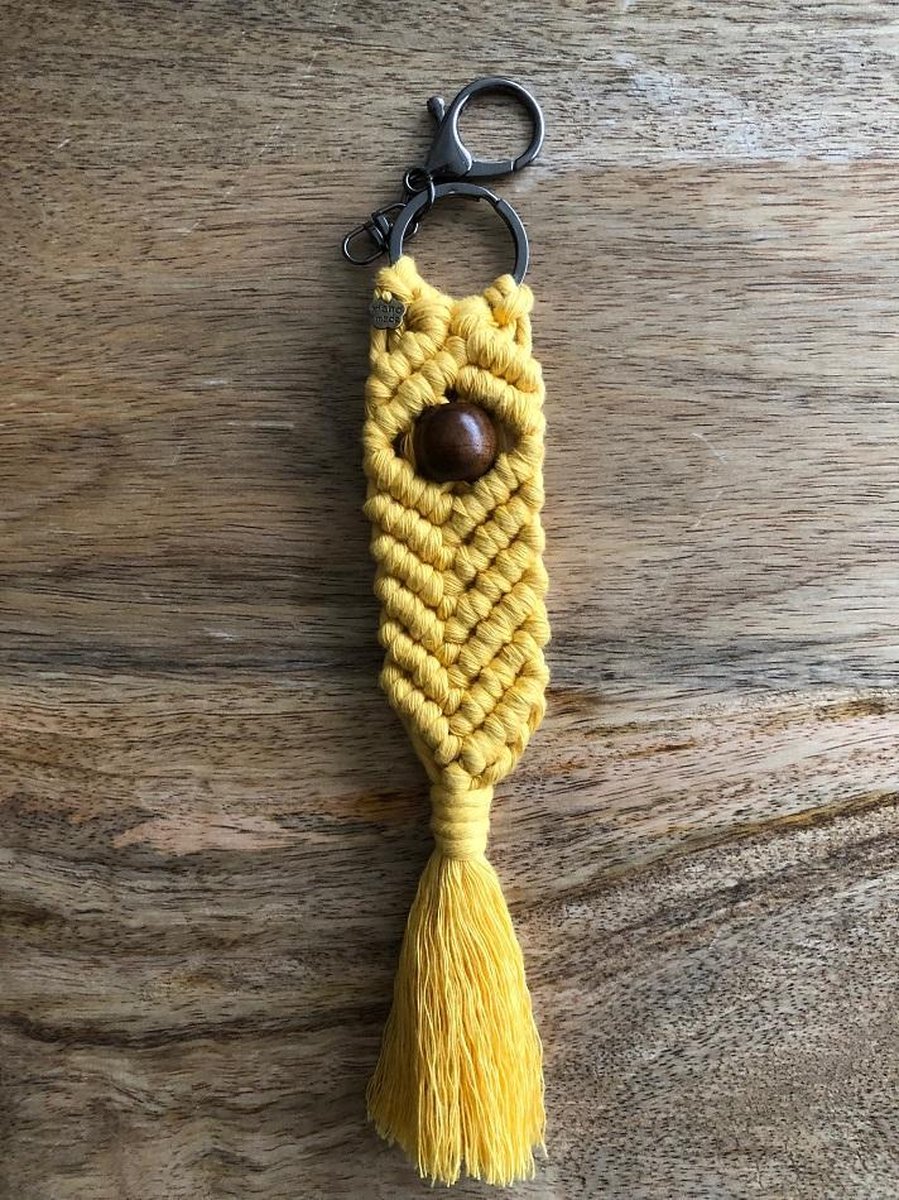 Sleutelhanger met houtenkraal, macrame sleutelhanger, geknoopte sleutelhanger  - geel