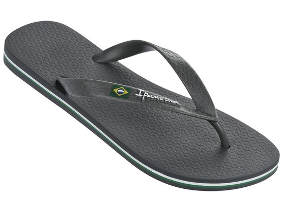 Donkergrijze Ipanema teenslippers met subtiel textuurpatroon en Braziliaanse vlag.
