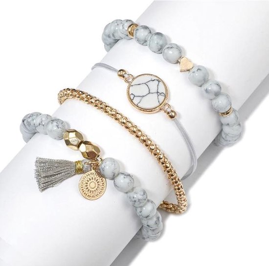 Set van vier armbanden: marmeren kralen, gouden schakels, ronde witte steen en een grijze kwast met gouden munt.