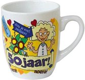 Verjaardag - Cartoon Mok - Hoera 50 jaar Vrouw - Gevuld met een toffeemix -In cadeauverpakking met gekleurd lint