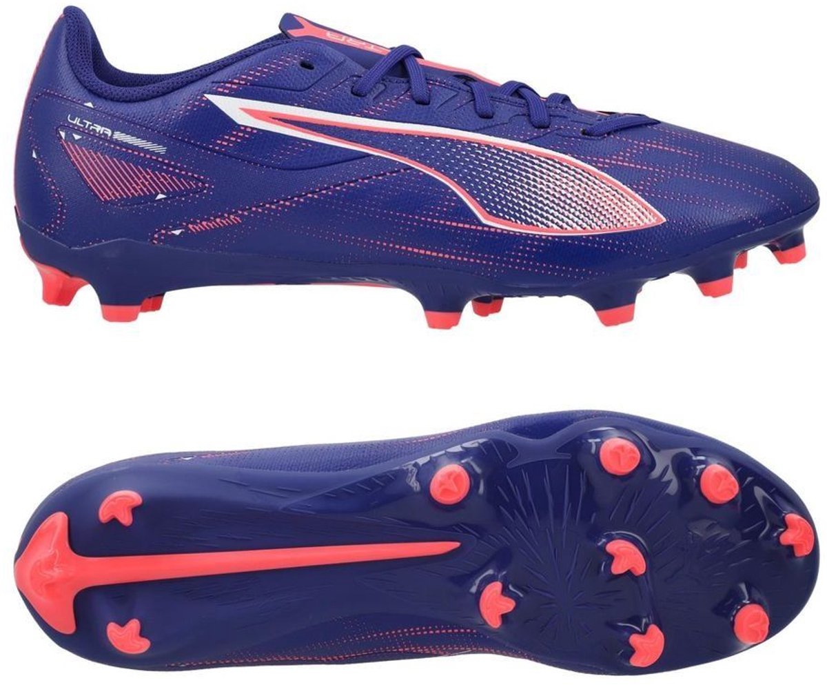 PUMA Ultra 5 Play FG/AG voetbalschoenen in Lapis Lazuli, Puma White en Sunset Glow, maat 42.5, met opvallende noppen.