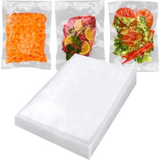 Une pile de sacs sous vide blancs avec, à côté, trois sacs remplis de carottes, de viande et de salade.