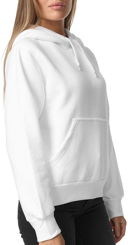 Model in een witte hoodie met capuchon, gedraaid naar de zijkant. Een hand in de steekzak.