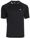 Zwart herensportshirt, korte mouwen, rond hals en klein logo op de borst.