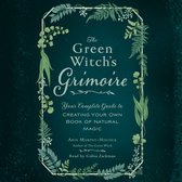 Het omslag van 'The Green Witch's Grimoire', een boek over natuurlijke magie, versierd met groene bladeren en varens.