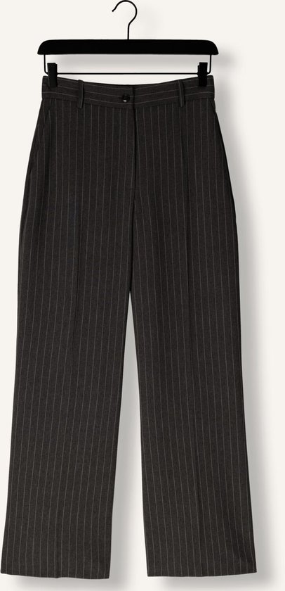 Donkergrijze broek met verticale krijtstrepen en wijde pijpen.