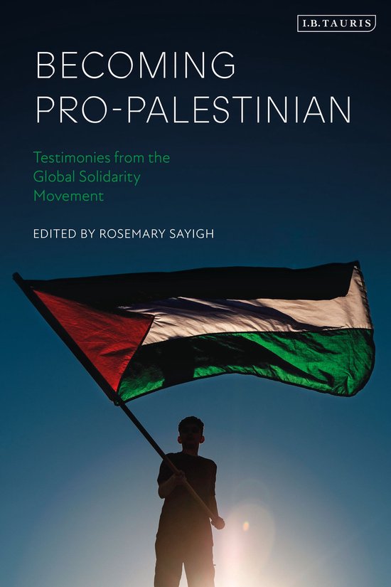 De voorkant van het boek 'Becoming Pro-Palestinian'. Een persoon houdt een Palestijnse vlag omhoog tegen een donkere, zonnige hemel.