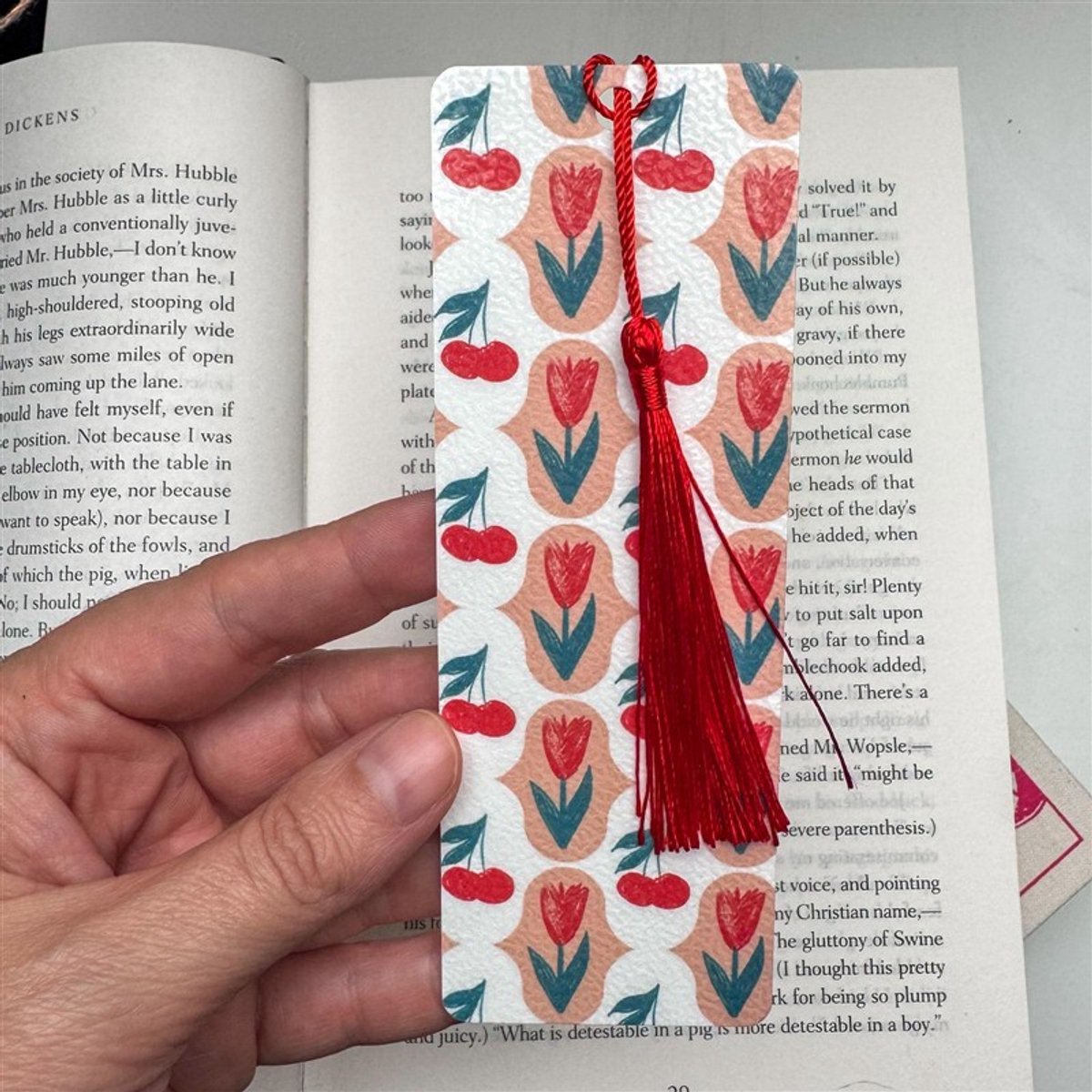 Nook & Note Cherry Bloom – Boekenlegger – Dubbelzijdig – Met Rood Kwastje – Handgemaakt – Bloemenpatroon