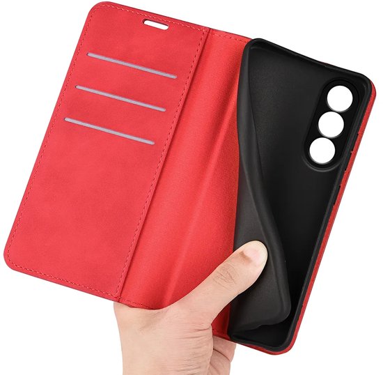 Rood portemonneehoesje met een uitneembare TPU-telefoonhouder, getoond door een hand.