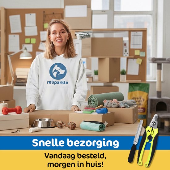 Vrolijke vrouw staat achter een bureau met spullen voor huisdieren. Honden, katten en knaagdieren knippers op tafel. Tekst: Snelle bezorging, vandaag besteld, morgen in huis!