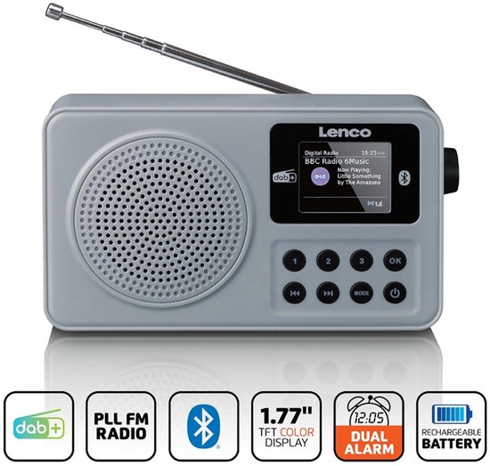 Grijze Lenco DAB+ radio met zilveren antenne, zwart display met tekst en ronde luidspreker. Knoppen en iconen voor DAB+, FM, Bluetooth en oplaadbare batterij.