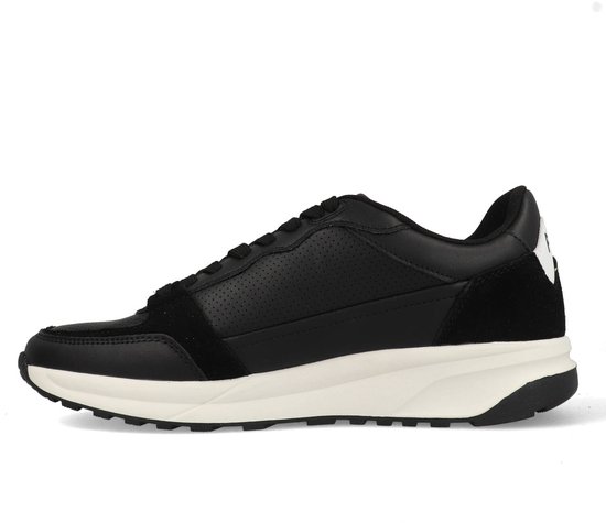 Zwarte leren sneaker met suède details en witte zool.