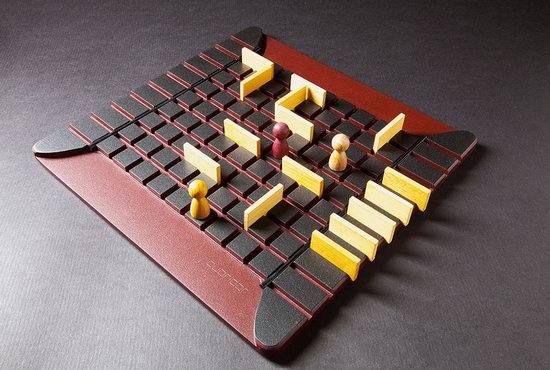 Klassiek Quoridor bordspel met houten pionnen en blokken op een rood kader.