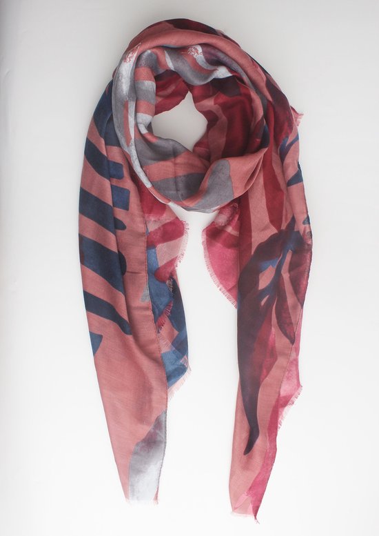 Lange sjaal met roze, blauwe en grijze bladprint en rafels aan de zijkanten.