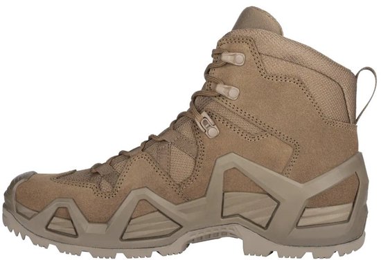 Een coyote-bruine Lowa mid-top wandelschoen met veters en een verstevigde neus.