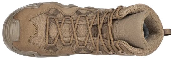 Bovenaanzicht van een coyote-bruine Lowa mid-top wandelschoen met veters.