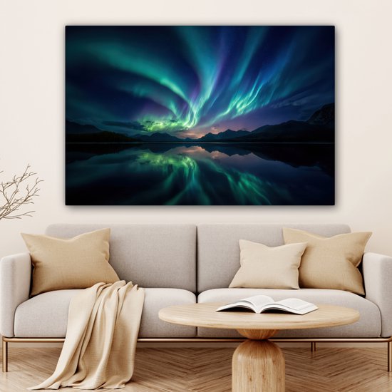 Een schilderij van het noorderlicht met groene en paarse tinten boven een rustig bergmeer, weerspiegelend in het water.