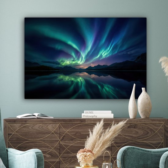 Een schilderij van het noorderlicht met groene en paarse tinten boven een rustig bergmeer, weerspiegelend in het water.