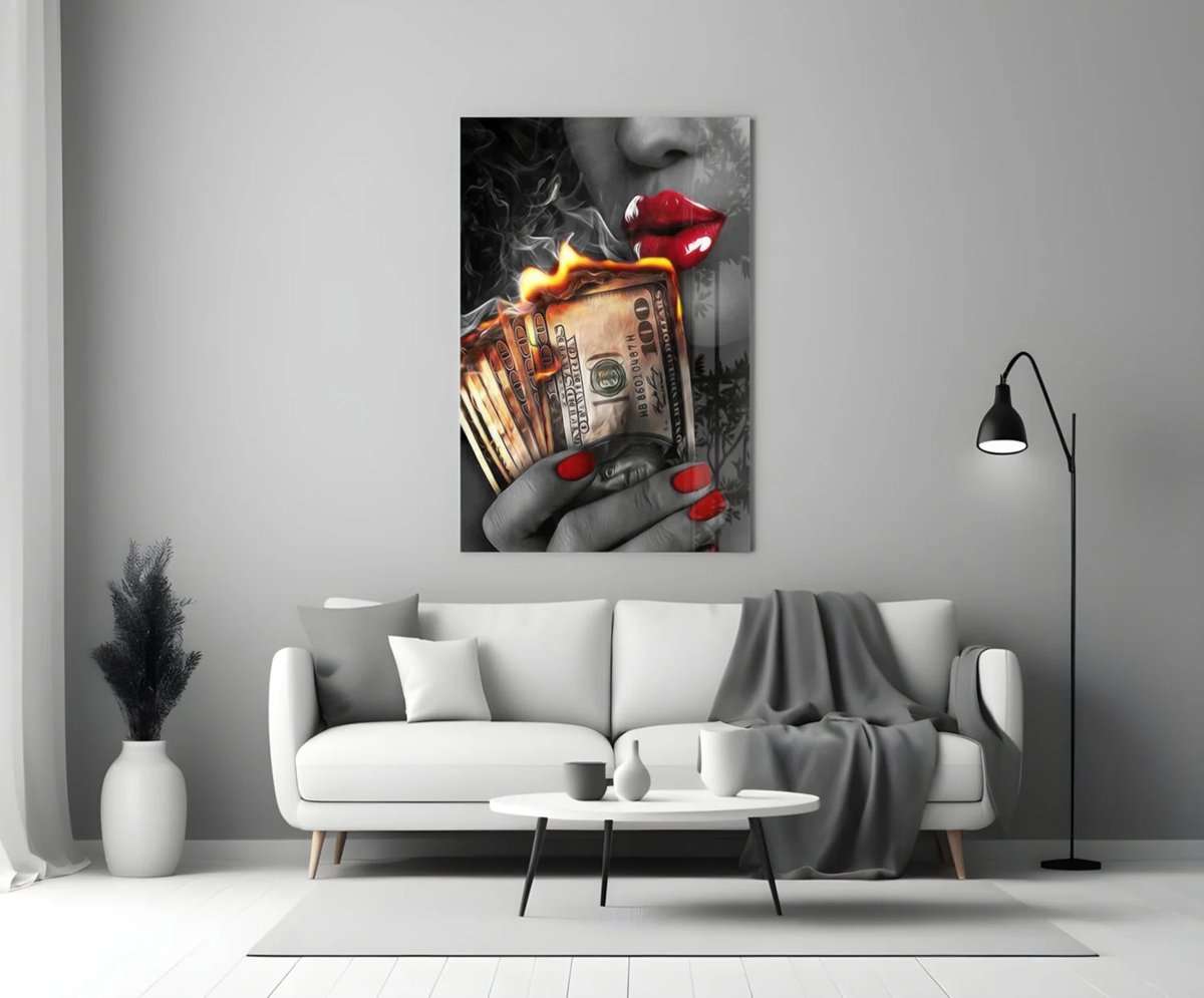 Glasschilderij - Vrouw met Brandende Dollars - Moderne Wanddecoratie - 90x60 cm