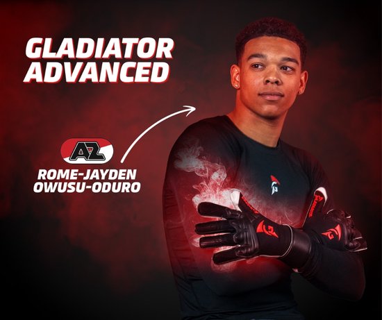 Rome-Jayden Owusu-Oduro in zwarte kleding met zwarte en rode keepershandschoenen.