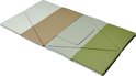 Uitgevouwen foam mat met geometrische patronen in beige, lichtgroen en wit.