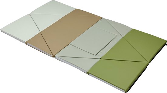 Uitgevouwen foam mat met geometrische patronen in beige, lichtgroen en wit.