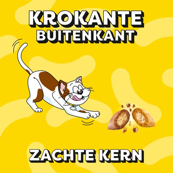 Kattenillustratie die zich uitrekt naar twee doorsneden van Catisfactions snacks. Tekst 'Krokante buitenkant, zachte kern'.