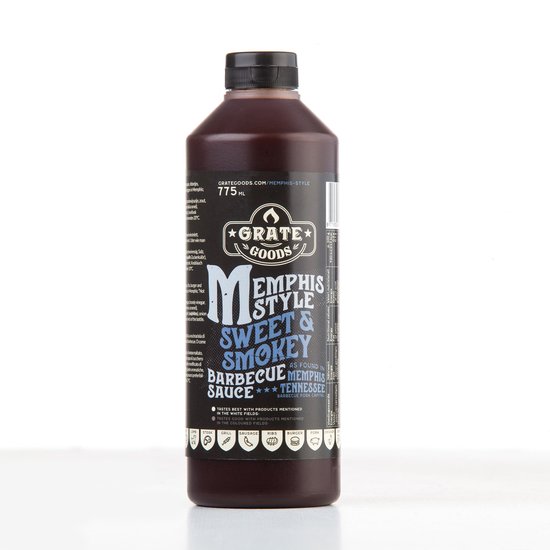 Fles Grate Goods Memphis Style Sweet & Smokey Barbecue Saus, 775 ml. Zwarte fles met blauwe en witte tekst. Iconen onderaan voor steak, grill, worst, ribs, burger, varkensvlees en kip.