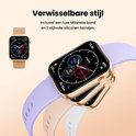 Gouden smartwatch met roségouden Milanese band, naast drie losse siliconen bandjes in paars, crème en wit.