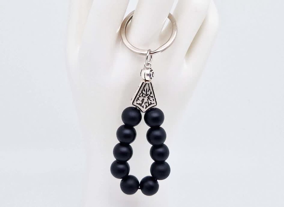 Handgemaakte druppel sleutelhanger van natuursteen " Mat Zwart Onyx" en metaal - diameter kralen 10mm - Aantal stenen10- Een mooi cadeau-idee en een bijzonder aandenken